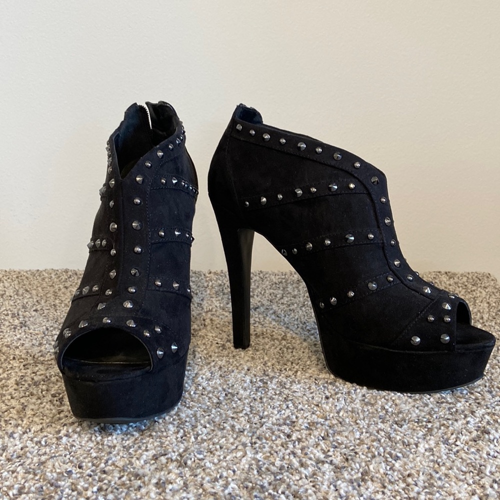 🔥G by Guess platform high heels.